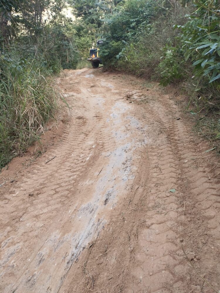 CÓRREGO DO TURVINHO: Máquinas da Prefeitura de Mantena recuperam trechos críticos e transformam estradas rurais
