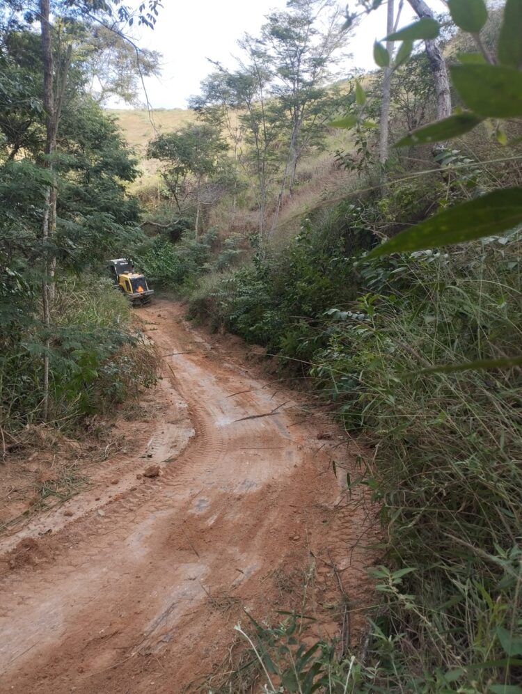 CÓRREGO DO TURVINHO: Máquinas da Prefeitura de Mantena recuperam trechos críticos e transformam estradas rurais