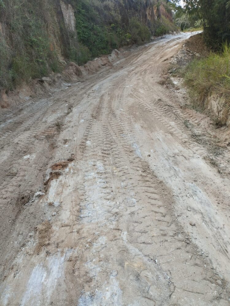 CÓRREGO DO TURVINHO: Máquinas da Prefeitura de Mantena recuperam trechos críticos e transformam estradas rurais