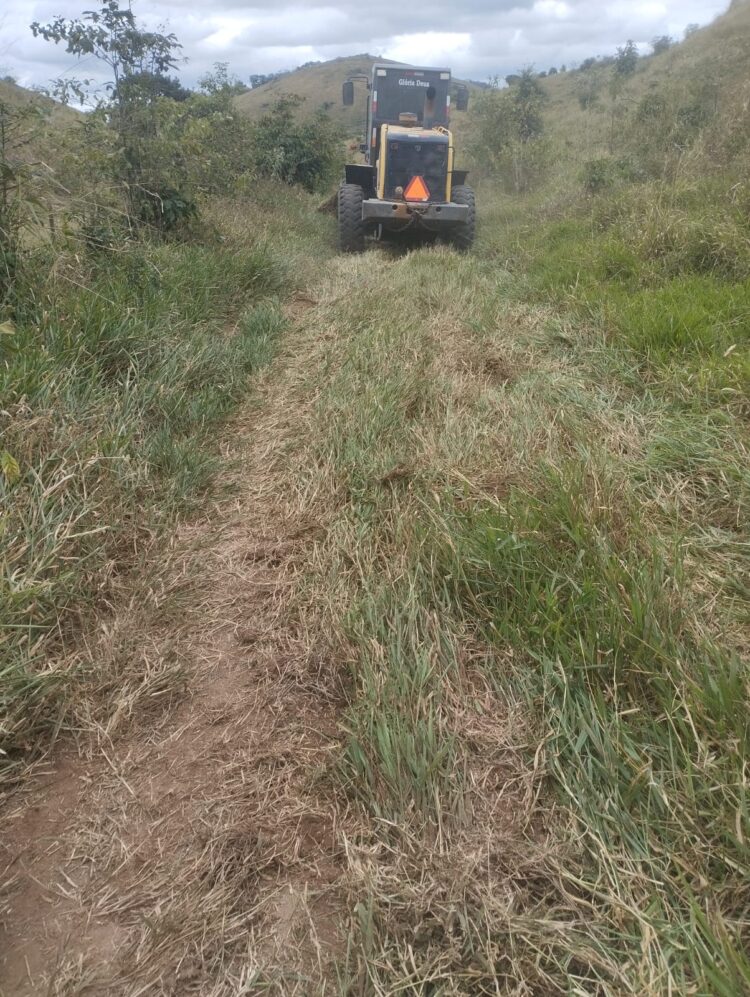 CÓRREGO DO TURVINHO: Máquinas da Prefeitura de Mantena recuperam trechos críticos e transformam estradas rurais