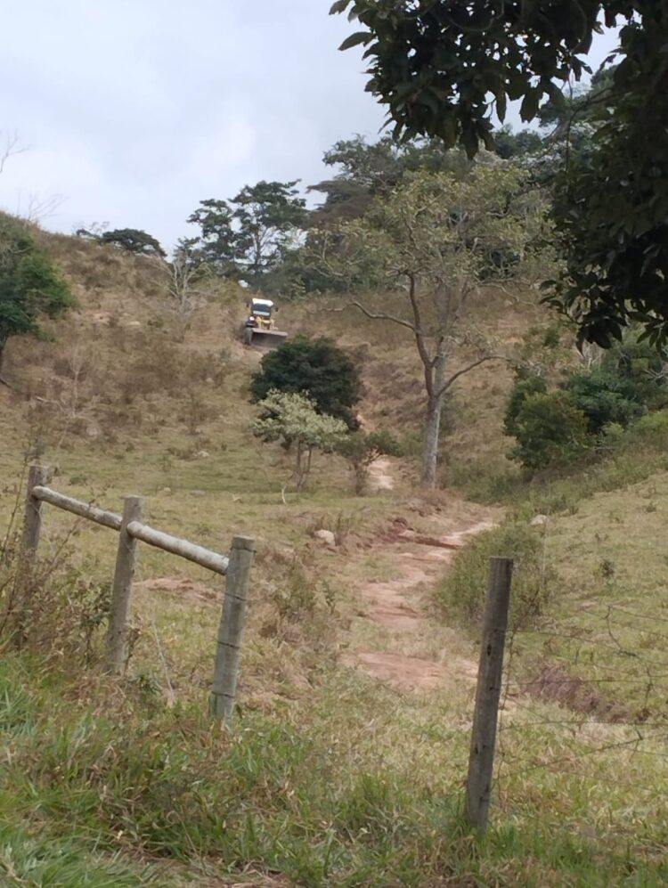 CÓRREGO DO TURVINHO: Máquinas da Prefeitura de Mantena recuperam trechos críticos e transformam estradas rurais