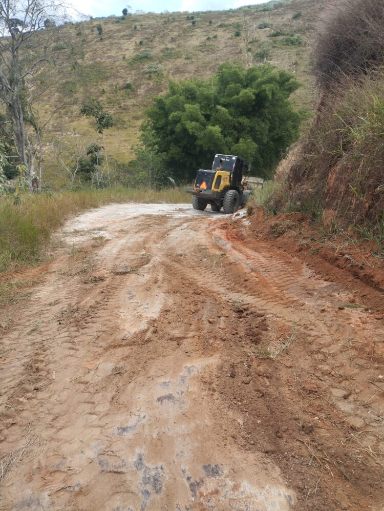 CÓRREGO DO TURVINHO: Máquinas da Prefeitura de Mantena recuperam trechos críticos e transformam estradas rurais