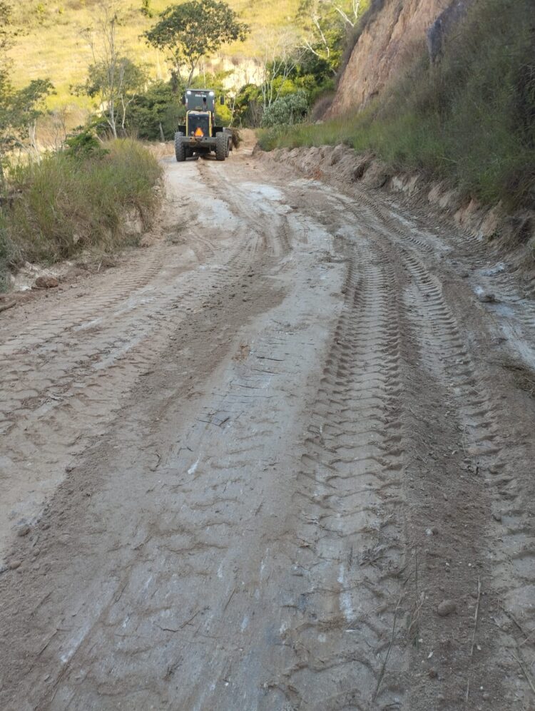 CÓRREGO DO TURVINHO: Máquinas da Prefeitura de Mantena recuperam trechos críticos e transformam estradas rurais